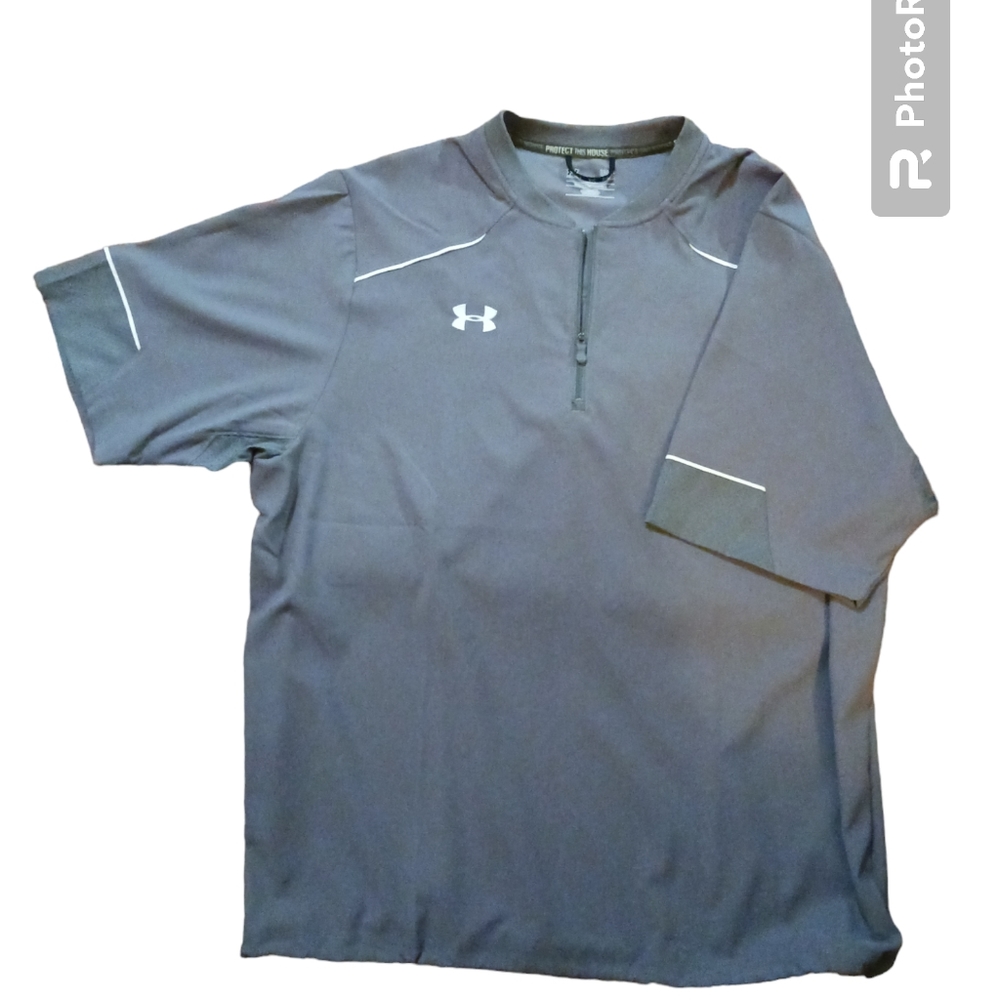 Under Armour All Season Gear.  Loose Fit.  Mens. Size Large.